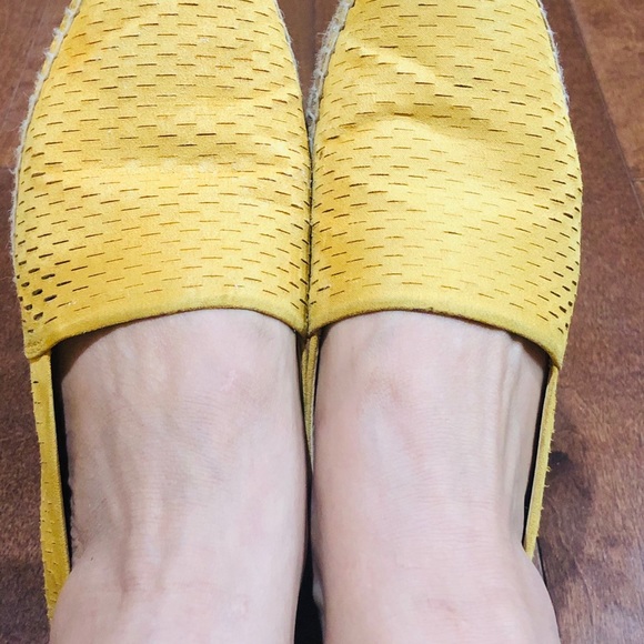 Franco Sarto gold shoes. - Picture 2 of 5